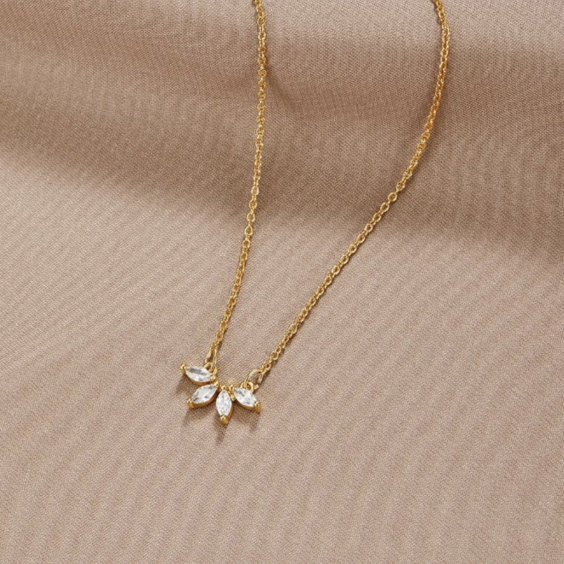 Omelia Kristallblad Halsband